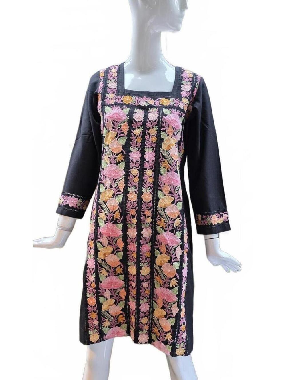 Black Embroidered Floral 3/4 Sleeve Tunic Kurti Top Feminine Chic Versatile Med